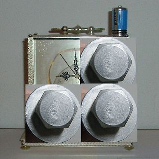 Manipuliertes Foto einer Uhr mit Batterie und Schrauben