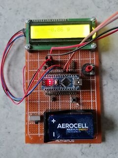 Aufbau mit Arduino, LCD-Display und 9V-Block auf Lochrasterplatine