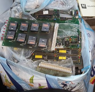 Mehrere grüne Leiterplatten in einer Plastiktüte