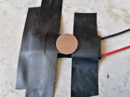 Piezo-Element mit schwarzem Klebeband und Kabeln