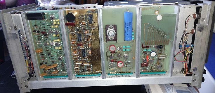 Innenansicht eines elektronischen Geräts mit mehreren Leiterplatten