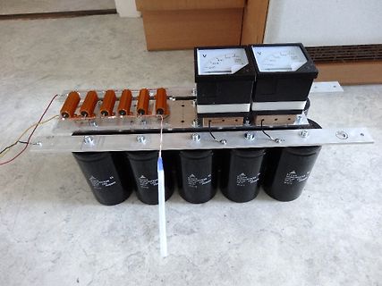 Aufbau eines Netzteils mit Voltmeter und Kondensatoren