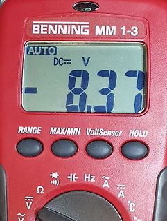 Digitalmultimeter zeigt Messwert 8.37 V DC