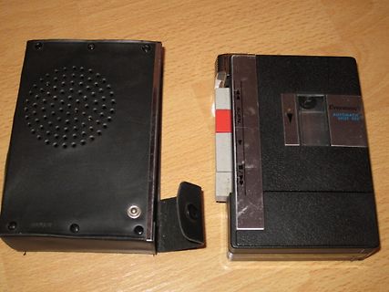 Zwei Gehäuse eines Eversonic Kassettenrekorders