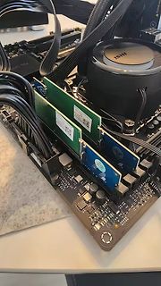Computer Mainboard mit RAM-Modulen und CPU-Kühler