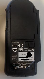 Rückseite eines Roche Accu-Chek Mobile Blutzuckermessgeräts