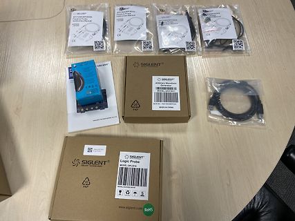 Siglent Messgeräte und Zubehör in Verpackungen