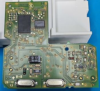 Nahaufnahme einer Leiterplatte mit integriertem Mikrocontroller