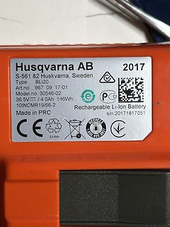 Typenschild eines Husqvarna Akkus