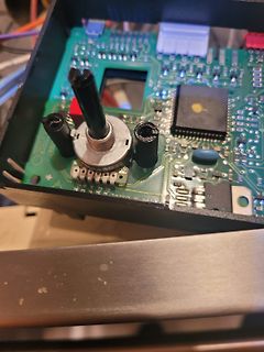 Foto einer Leiterplatte mit Potentiometer und IC