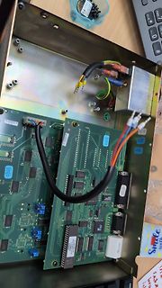 Offenes Elektronikgerät mit Leiterplatten und Verkabelung