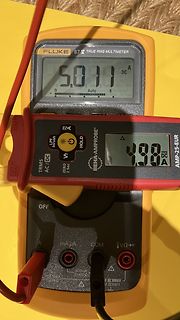 Zwei Multimeter mit Messwerten