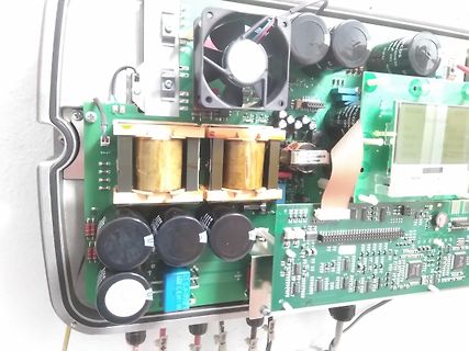 Innenansicht einer elektronischen Schaltung mit Transformator und Kondensatoren
