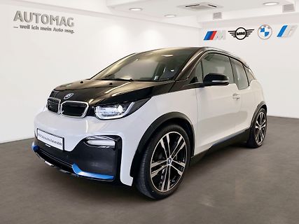 Weiß-schwarzer BMW i3 in einem Autohaus