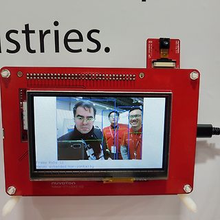 Abfotografiertes Display eines Nuvoton NuMaker-TFT-LCD43 mit Gesichtserkennung