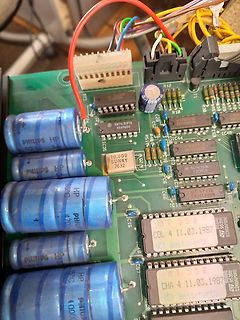 Nahaufnahme einer Leiterplatte mit Elektrolytkondensatoren und ICs