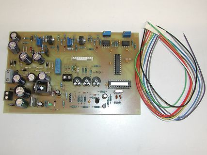 Bestückte Leiterplatte mit Elektrolytkondensatoren und integrierten Schaltkreisen