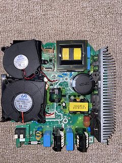 Leiterplatte eines Netzteils mit Lüftern und Kühlkörper