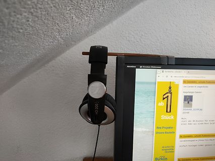 Kopfhörer vor einem Computerbildschirm