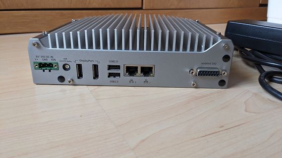 Rückansicht eines Industrie-PCs mit Kühlkörper