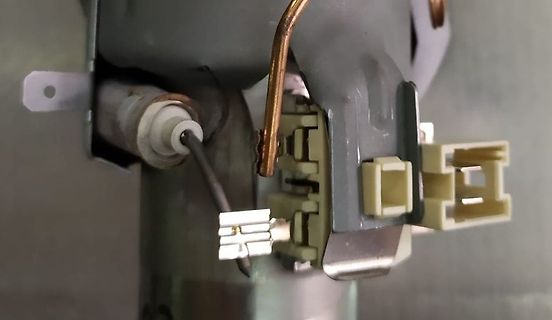 Elektrische Steckverbindungen und Kabel an einem Bauteil