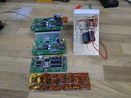 Verschiedene Leiterplatten mit elektronischen Bauteilen und Spulen