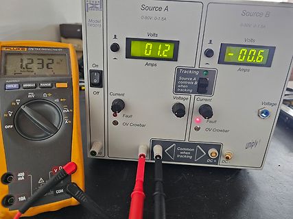 Labornetzteil und Multimeter auf Arbeitstisch
