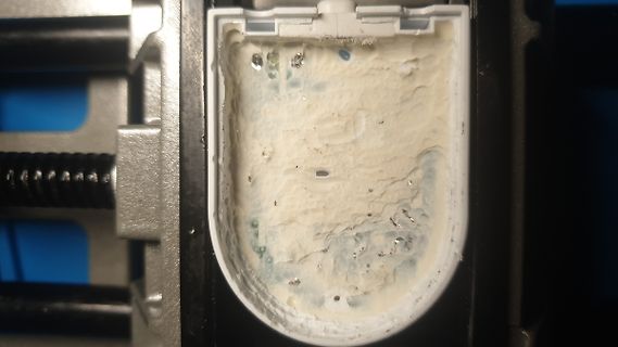 Innenansicht eines Gehäuses mit weißer Substanz