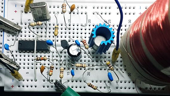 Aufbau auf einem Breadboard mit elektronischen Bauteilen
