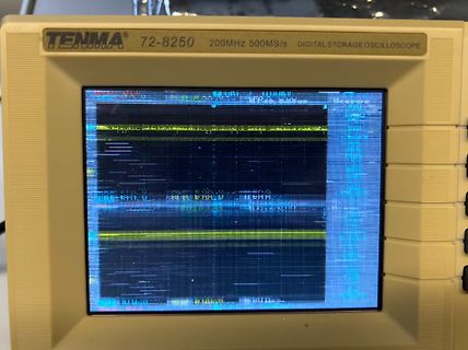 Abfotografiertes Tenma Digital Storage Oszilloskop mit gestörtem Display