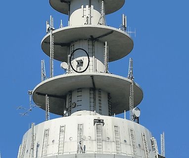Sendemast mit Antennen und Plattformen