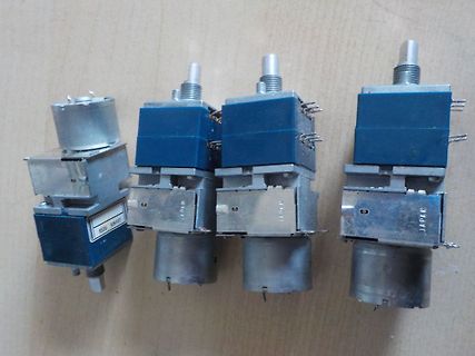 Vier Elektromagnetventile auf Tisch