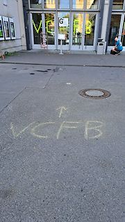 Straßenansicht mit Aufschrift VCFB auf dem Asphalt