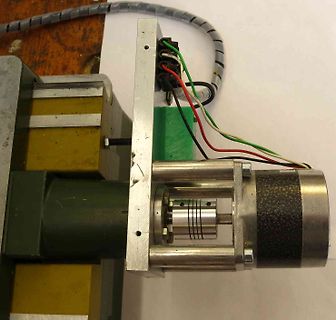 Elektrischer Aufbau mit Kabeln und Metallkomponenten