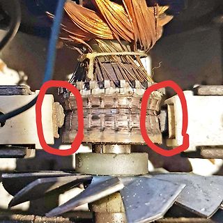 Detailaufnahme eines Kommutators mit rot markierten Stellen