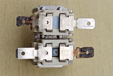Zwei beschädigte elektrische Schalter mit Brandspuren