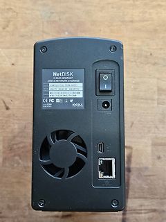 Rückansicht eines NetDISK DUO NEWFAST USB & NETWORK STORAGE