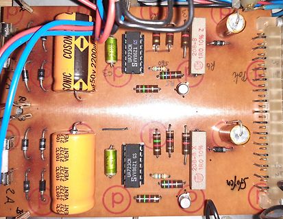 Nahaufnahme einer bestückten Leiterplatte mit elektronischen Bauteilen