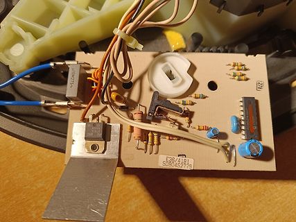 Leiterplatte mit elektronischen Bauteilen und Verdrahtung
