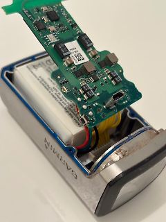 Zerlegtes Garmin Gerät mit Leiterplatte und Akku