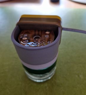 Nahaufnahme eines Bauteils in einer Halterung