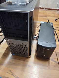 HP Computer und PowerWalker USV auf Holzboden