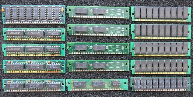 Verschiedene RAM-Module auf dunklem Untergrund