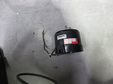 Kleiner Elektromotor mit Kabel