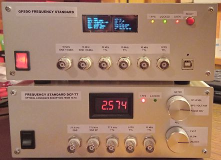 Zwei GPSDO Frequenzstandards mit Displays und Anschlüssen