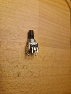 Potentiometer auf Holzuntergrund