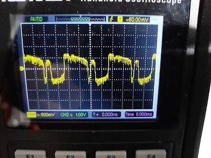 Abfotografierter Oszilloskop-Bildschirm mit Signalverlauf