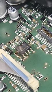 Nahaufnahme einer Leiterplatte mit elektronischen Bauteilen