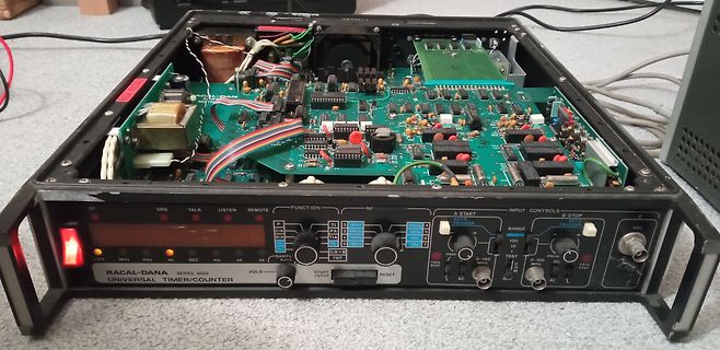 Geöffnetes Racal-Dana Universal Timer/Counter Messgerät