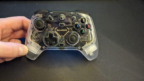 Transparenter GameSir Controller in einer Hand